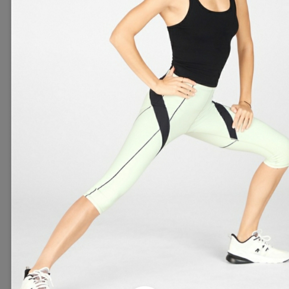 NWOT Fabletics high-waisted ultra crop leggings S